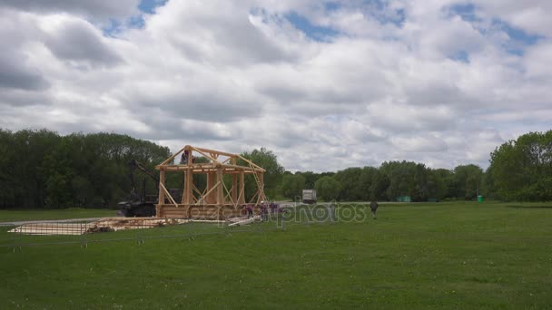 MOSCOW, RUSSIA - JUNE, 4, 2017: Builders build a wooden building in Kolomenskoye Park — Stock Video