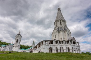 Moskova, Rusya - 4 Haziran 2017: Dramatik bulutlar üzerinde kilisenin yükseliş, Kolomenskoye Park, Moskova, Rusya'nın.