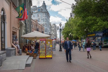 Rusya, Moskova, 7 Haziran 2017: Yaz aylarında eski Arbat Caddesi'nde yürüyen insanlar