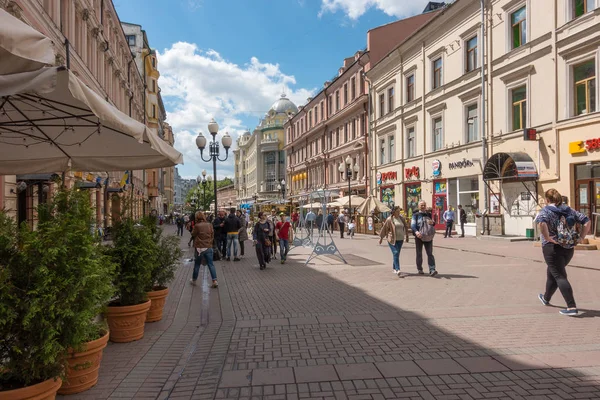 Rusya, Moskova, 7 Haziran 2017: Yaz aylarında eski Arbat Caddesi'nde yürüyen insanlar