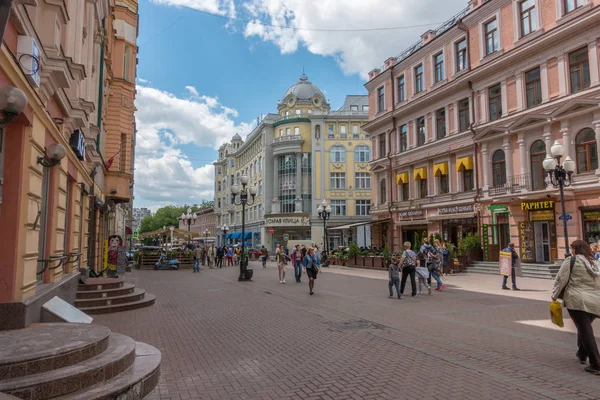 Rusya, Moskova, 7 Haziran 2017: Yaz aylarında eski Arbat Caddesi'nde yürüyen insanlar