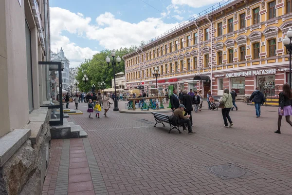 РОССИЯ, МОСКВА, 7 июня 2017 года: Люди ходят по улице Старого Арбата летом — стоковое фото