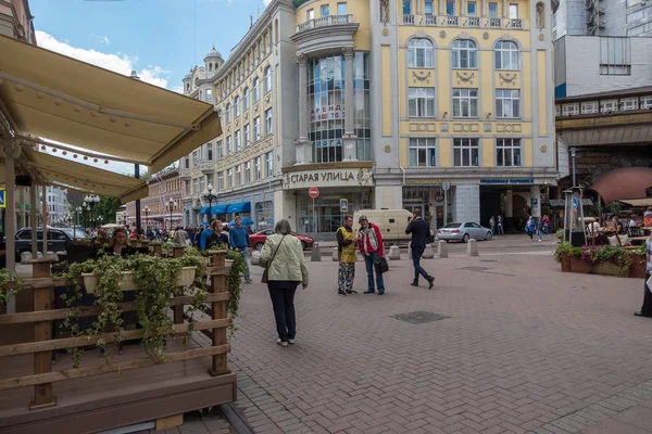 Rosja, Moskwa, 7 czerwca 2017: Ludzi chodzących na Old Arbat street w lecie — Zdjęcie stockowe