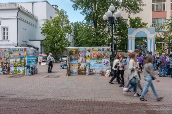 РОССИЯ, МОСКВА, 7 июня 2017 года: Люди ходят по улице Старого Арбата летом . — стоковое фото