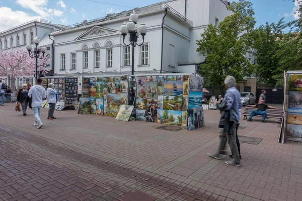 РОССИЯ, МОСКВА, 7 июня 2017 года: Люди ходят по улице Старого Арбата летом . — стоковое фото