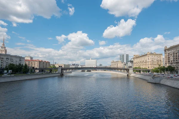 RÚSSIA, MOSCOW, 7 DE JUNHO DE 2017: Vista da Ponte Borodinsky — Fotografia de Stock