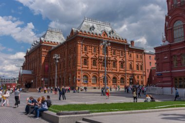 Rusya, Moskova, 8 Haziran 2017: Tanımlanamayan insanlar Manezhnaya Meydanı'nda yürüyüş