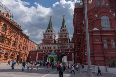 Rusya, Moskova, 8 Haziran 2017: Tanımlanamayan insanlar Manezhnaya Meydanı'nda yürüyüş