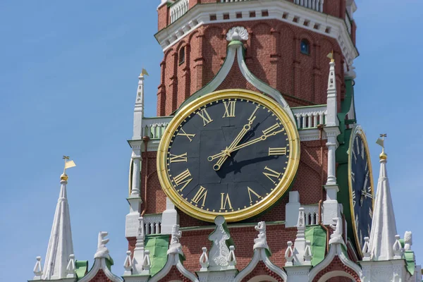 Часы на Спасской башне на Красной площади — стоковое фото