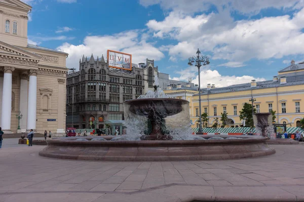РОССИЯ, Москва, 8 июня 2017 года: Фонтан возле Большого театра . — стоковое фото