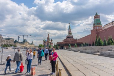  Moskova Kızıl meydanında tanımsız insanlar yürümek