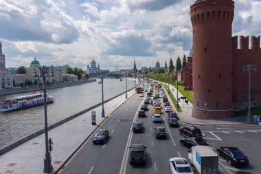 Kremlin setin Caddesi üzerinde trafik.