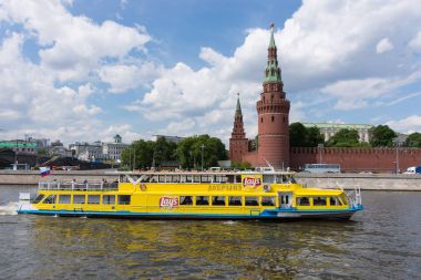 Bentleri, Moskova'daki Kremlin Towers görünümünü