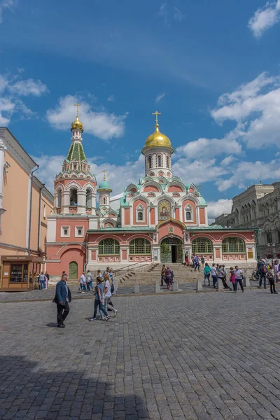 Nedefinovaný lidé chodí v blízkosti Kazan Cathedral, Moskva — Stock fotografie