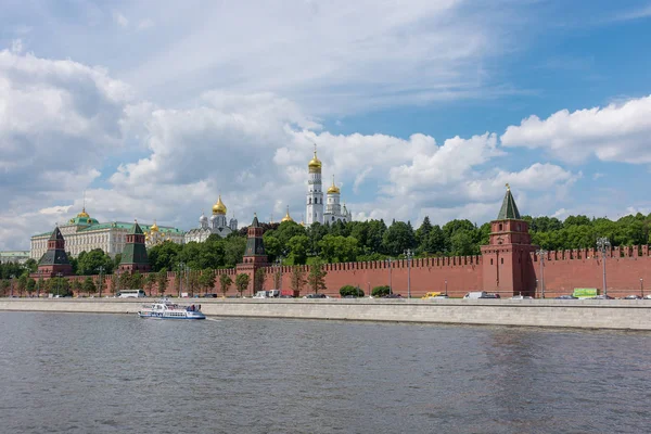 Weergave van de taluds, Kremlin torens in Moskou — Stockfoto