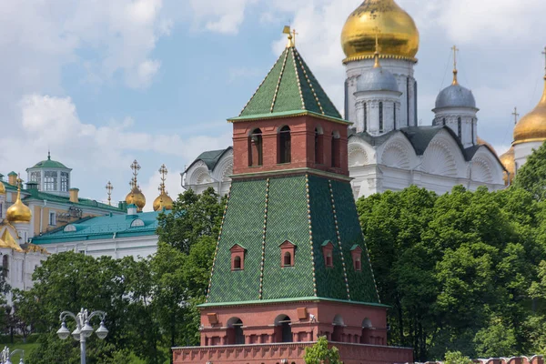 Kazaňského Kremlu kostelů a Taynitskaya věž. — Stock fotografie