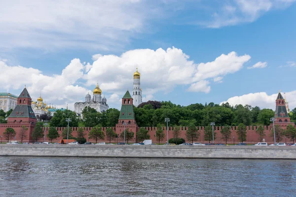 观的堤坝，在莫斯科克里姆林宫塔 — 图库照片