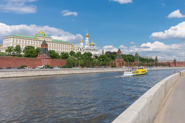 Blick auf Böschungen, Kreml-Türme in Moskau — Stockfoto