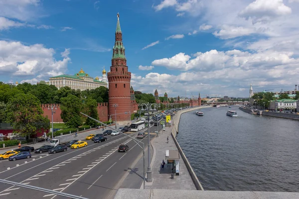 Wegverkeer op Kremlin Embankment Street. — Stockfoto