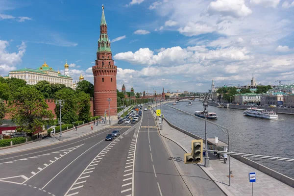 Wegverkeer op Kremlin Embankment Street. — Stockfoto