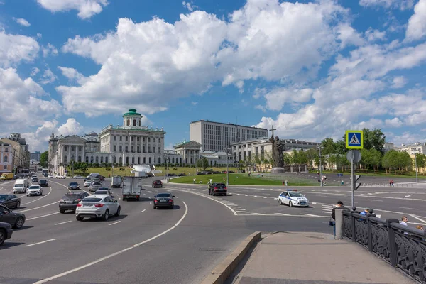 Дорожное движение на Боровицкой площади возле Кремля — стоковое фото