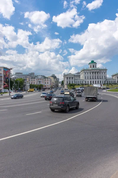 RÚSSIA, MOSCOW, 8 DE JUNHO DE 2017: Tráfego rodoviário na Praça Borovitskaya — Fotografia de Stock
