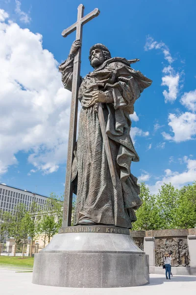 РОССИЯ, МОСКВА, 8 июня 2017 года: Памятник князю Владимиру на Боровицкой площади возле Кремля — стоковое фото