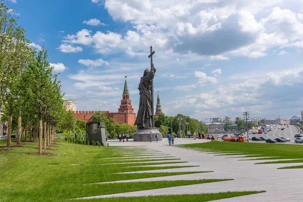 Russland, moskau, 8. juni 2017: denkmal für prinz Wladimir auf dem borowitskaja platz in der nähe von kremlin — Stockfoto