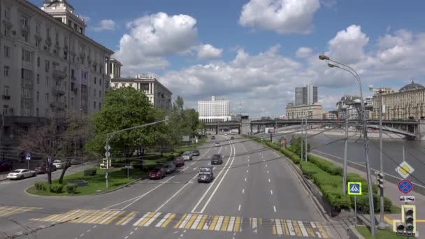 RUSIA, MOSCÚ, 8 DE JUNIO DE 2017: Vista del terraplén de Taras Shevchenkos desde el puente Borodinsky — Vídeo de stock
