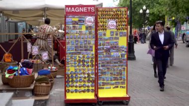 Rusya, Moskova, 8 Haziran 2017: İnsanlar eski Arbat cadde boyunca yürüyor