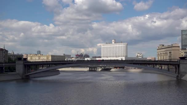 RUSSIA, MOSCOW, JUNHO 8, 2017: Vista da Pont Novoarbatski e da Casa Branca em um dia de verão — Vídeo de Stock