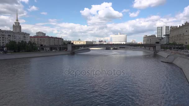 RUSSIE, MOSCOU, 8 JUIN 2017 : Vue sur le Pont Novoarbatski et la Maison Blanche un jour d'été — Video