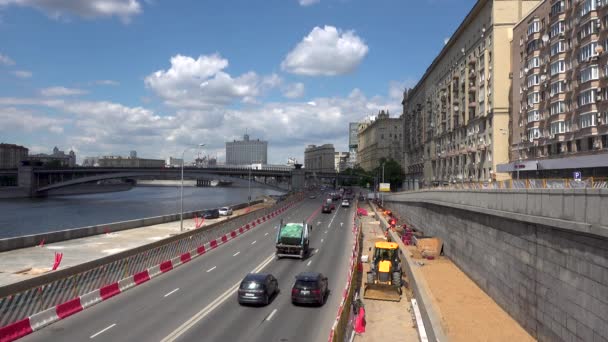 RÚSSIA, MOSCOW, 8 DE JUNHO DE 2017: Vista do Embankment Smolenskaya da Ponte Borodinsky — Vídeo de Stock