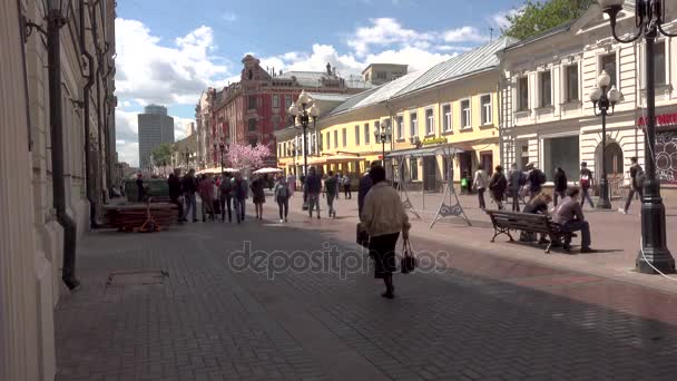 俄罗斯，莫斯科，2017 年 6 月 8 日： 人们正沿着老阿尔巴特街走 — 图库视频影像
