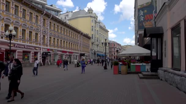 Rosja, Moskwa, 8 czerwca 2017: Ludzi spacerujących wzdłuż ulicy Old Arbat — Wideo stockowe
