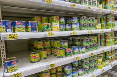 Rusya, Moskova, 11 Haziran 2017: Farklı tür yeşil bezelye süpermarket Auchan raflara konserve