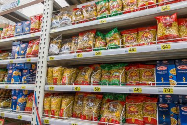 Rusya, Moskova, 11 Haziran 2017: Farklı tip-in makarna ve makarna süpermarket Auchan raflara