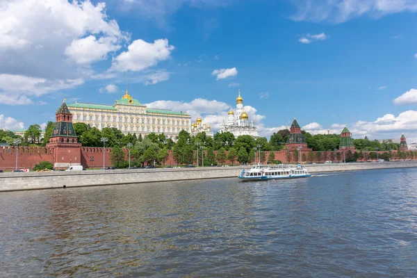 Rusland, Moskou, 8 juni 2017: Weergave van de taluds, Kremlin torens in Moskou. — Stockfoto