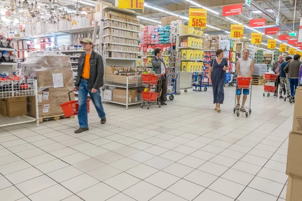 Rosja, Moskwa, 11 czerwca 2017: Ludzie zakupy dla różnych produktów w supermarkecie Auchan. — Zdjęcie stockowe