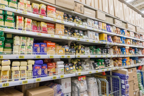 Rusland, Moskou, 11 juni 2017: Verschillende soorten ereals op de schappen in de supermarkt Auchan — Stockfoto