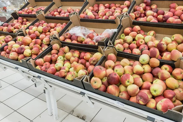 Czerwonych jabłek w supermarkecie Auchan — Zdjęcie stockowe