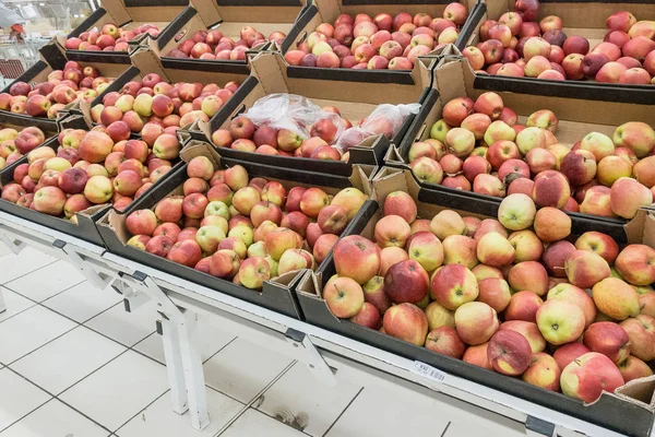 Auchan süpermarkette kırmızı elmalar