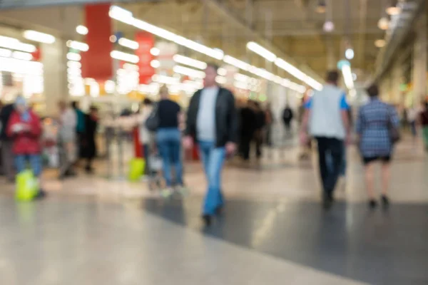 Bulanık arka plan insanlar süpermarkette çeşitli ürünler için alışveriş