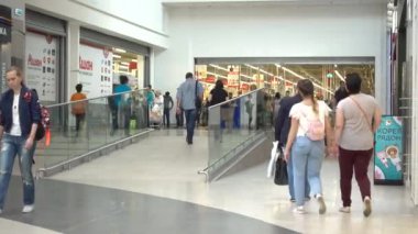 Rusya, Moskova, 11 Haziran 2017: İnsanlar alışveriş Auchan süpermarket çeşitli ürünler için.