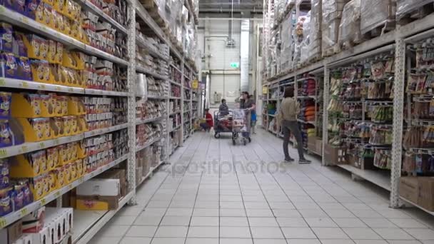 Rusko, Moskva, 11 června 2017: Lidé nakupovat různé produkty v supermarketu Auchan. — Stock video