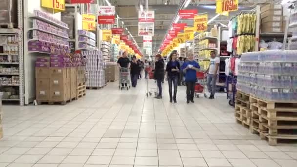 РОССИЯ, МОСКВА, 11 июня 2017 г.: Люди покупают разнообразные продукты в супермаркете "Ашан" . — стоковое видео