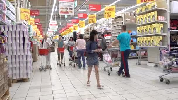 RUSSIA, MOSCOW, JUNE 11, 2017: People Shopping for diverse products in Auchan supermarket. — Stock Video