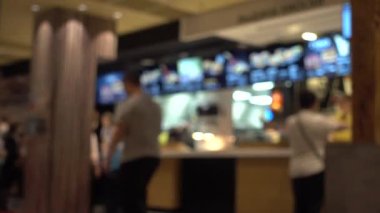 bulanık arka plan alışveriş merkezi food court ve dolaşan insanlar ile