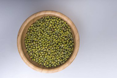 Beyaz arka plan üzerinde ahşap bir kasede Mung fasulye