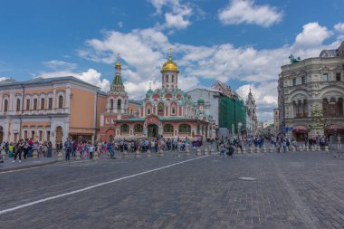 Rusya, Moskova, 8 Haziran 2017: Tanımsız insanlar Kazan Katedrali Moskova yürüyüş